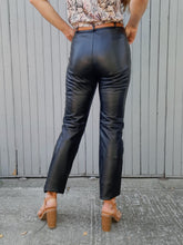 Charger l'image dans la galerie, Pantalon vintage Aude - Cuir d'agneau noir. Taille S, 36, 38.