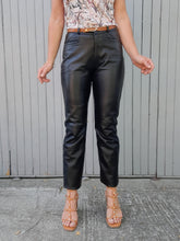 Charger l'image dans la galerie, Pantalon vintage Aude - Cuir d'agneau noir. Taille S, 36, 38.