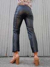 Charger l'image dans la galerie, Pantalon vintage Aude - Cuir d'agneau noir. Taille S, 36, 38.