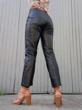 Charger l'image dans la galerie, Pantalon vintage Aude - Cuir d'agneau noir. Taille S, 36, 38.