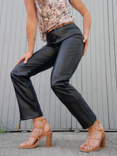 Charger l'image dans la galerie, Pantalon vintage Aude - Cuir d'agneau noir. Taille S, 36, 38.