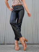 Charger l'image dans la galerie, Pantalon vintage Aude - Cuir d'agneau noir. Taille S, 36, 38.