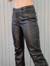 Charger l'image dans la galerie, Pantalon vintage Aude - Cuir d'agneau noir. Taille S, 36, 38.