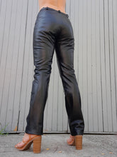 Charger l'image dans la galerie, Pantalon vintage Aude - Cuir d'agneau noir. Taille S, 36, 38.