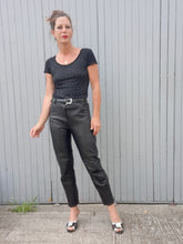 Charger l'image dans la galerie, Pantalon vintage Michèle - Cuir noir. Taille M, 38, 40. Création Estret. Made in France.