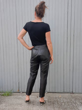 Charger l'image dans la galerie, Pantalon vintage Michèle - Cuir noir. Taille M, 38, 40. Création Estret. Made in France.