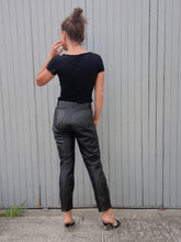 Charger l'image dans la galerie, Pantalon vintage Michèle - Cuir noir. Taille M, 38, 40. Création Estret. Made in France.