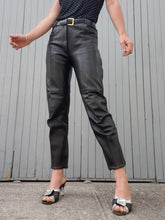 Charger l'image dans la galerie, Pantalon vintage Michèle - Cuir noir. Taille M, 38, 40. Création Estret. Made in France.