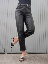 Charger l'image dans la galerie, Pantalon vintage Michèle - Cuir noir. Taille M, 38, 40. Création Estret. Made in France.