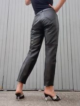Charger l'image dans la galerie, Pantalon vintage Michèle - Cuir noir. Taille M, 38, 40. Création Estret. Made in France.