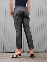Charger l'image dans la galerie, Pantalon vintage Michèle - Cuir noir. Taille M, 38, 40. Création Estret. Made in France.