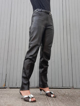 Charger l'image dans la galerie, Pantalon vintage Michèle - Cuir noir. Taille M, 38, 40. Création Estret. Made in France.