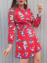 Charger l'image dans la galerie, Robe vintage Marion - Rouge à fleurs bleues. Taille S, 36, 38. Diolen Loft.
