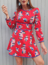 Charger l'image dans la galerie, Robe vintage Marion - Rouge à fleurs bleues. Taille S, 36, 38. Diolen Loft.
