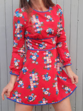 Charger l'image dans la galerie, Robe vintage Marion - Rouge à fleurs bleues. Taille S, 36, 38. Diolen Loft.