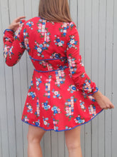 Charger l'image dans la galerie, Robe vintage Marion - Rouge à fleurs bleues. Taille S, 36, 38. Diolen Loft.