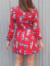 Charger l'image dans la galerie, Robe vintage Marion - Rouge à fleurs bleues. Taille S, 36, 38. Diolen Loft.