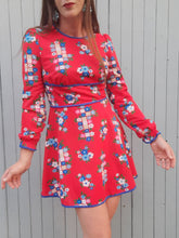 Charger l'image dans la galerie, Robe vintage Marion - Rouge à fleurs bleues. Taille S, 36, 38. Diolen Loft.