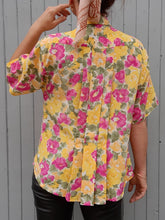 Charger l'image dans la galerie, Chemisier vintage Alessandra - Jaune fleuri. Taille L, 40, 42. Amggio.