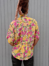 Charger l'image dans la galerie, Chemisier vintage Alessandra - Jaune fleuri. Taille L, 40, 42. Amggio.