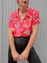 Charger l'image dans la galerie, Chemisier vintage Solange - Rouge fleurs. Taille L, 40, 42. La juperie.