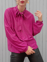 Charger l'image dans la galerie, Blouse "Seconde" Claudine - Col lavallière. Raspberry moucheté. Taille L, 40, 42. Miss Mary