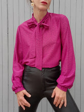 Charger l'image dans la galerie, Blouse "Seconde" Claudine - Col lavallière. Raspberry moucheté. Taille L, 40, 42. Miss Mary