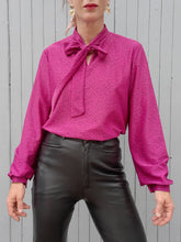 Charger l'image dans la galerie, Blouse "Seconde" Claudine - Col lavallière. Raspberry moucheté. Taille L, 40, 42. Miss Mary