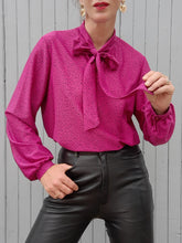 Charger l'image dans la galerie, Blouse "Seconde" Claudine - Col lavallière. Raspberry moucheté. Taille L, 40, 42. Miss Mary