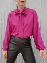 Charger l'image dans la galerie, Blouse "Seconde" Claudine - Col lavallière. Raspberry moucheté. Taille L, 40, 42. Miss Mary