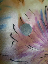 Charger l'image dans la galerie, Chemisier vintage Tina - Grosses fleurs roses et turquoises, fermeture croisée. Taille L, 40, 42. Made in France.