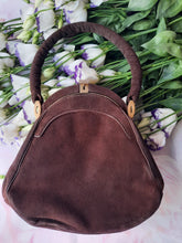 Charger l'image dans la galerie, Pochette vintage Clothilde - Daim marron foncée