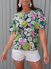 Charger l'image dans la galerie, Tee-Shirt vintage Ophélie - Col rond boutonné. Fleuri. Taille L, 40, 42.