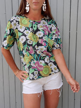 Charger l'image dans la galerie, Tee-Shirt vintage Ophélie - Col rond boutonné. Fleuri. Taille L, 40, 42.