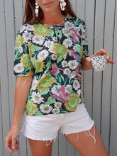 Charger l'image dans la galerie, Tee-Shirt vintage Ophélie - Col rond boutonné. Fleuri. Taille L, 40, 42.