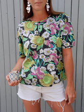 Charger l'image dans la galerie, Tee-Shirt vintage Ophélie - Col rond boutonné. Fleuri. Taille L, 40, 42.