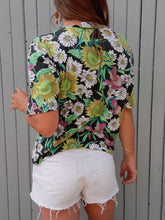 Charger l'image dans la galerie, Tee-Shirt vintage Ophélie - Col rond boutonné. Fleuri. Taille L, 40, 42.
