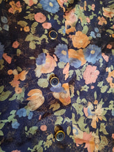 Charger l'image dans la galerie, Chemisier vintage Cora - Bleu marine à fleurs. Taille M, 38, 40.