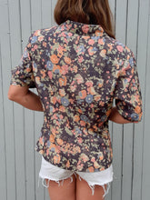 Charger l'image dans la galerie, Chemisier vintage Cora - Bleu marine à fleurs. Taille M, 38, 40.
