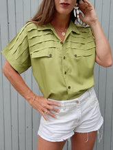 Charger l'image dans la galerie, Haut vintage Anissa - Vert amande. Jeu de plis sur la partie haute. Taille M, 38, 40.