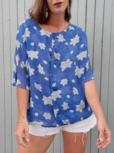 Charger l'image dans la galerie, Chemisier vintage Sohane - Bleu à roses blanches. Taille XL, 42, 44.