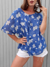 Charger l'image dans la galerie, Chemisier vintage Sohane - Bleu à roses blanches. Taille XL, 42, 44.