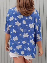 Charger l'image dans la galerie, Chemisier vintage Sohane - Bleu à roses blanches. Taille XL, 42, 44.