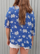 Charger l'image dans la galerie, Chemisier vintage Sohane - Bleu à roses blanches. Taille XL, 42, 44.