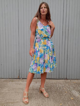 Charger l'image dans la galerie, Robe vintage Lucia - Fleurie et plissée Taille L, 40, 42.