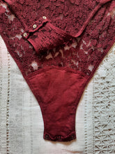 Charger l'image dans la galerie, Body vintage Véronique - Dentelle bordeaux. Taille M, 38, 40.