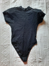 Charger l'image dans la galerie, Body vintage Sophia - Dentelle noire. Col haut. Taille S, 36, 38.