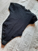 Charger l'image dans la galerie, Body vintage Sophia - Dentelle noire. Col haut. Taille S, 36, 38.