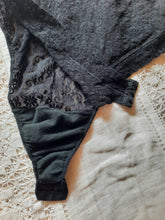 Charger l'image dans la galerie, Body vintage Sophia - Dentelle noire. Col haut. Taille S, 36, 38.