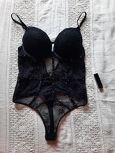 Charger l'image dans la galerie, Body Marion - Dentelle noire, clouté. Taille S, 36, 38. Bonnet C.